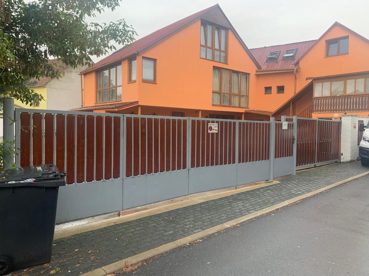 3 Apartments In 1 Location براغ المظهر الخارجي الصورة